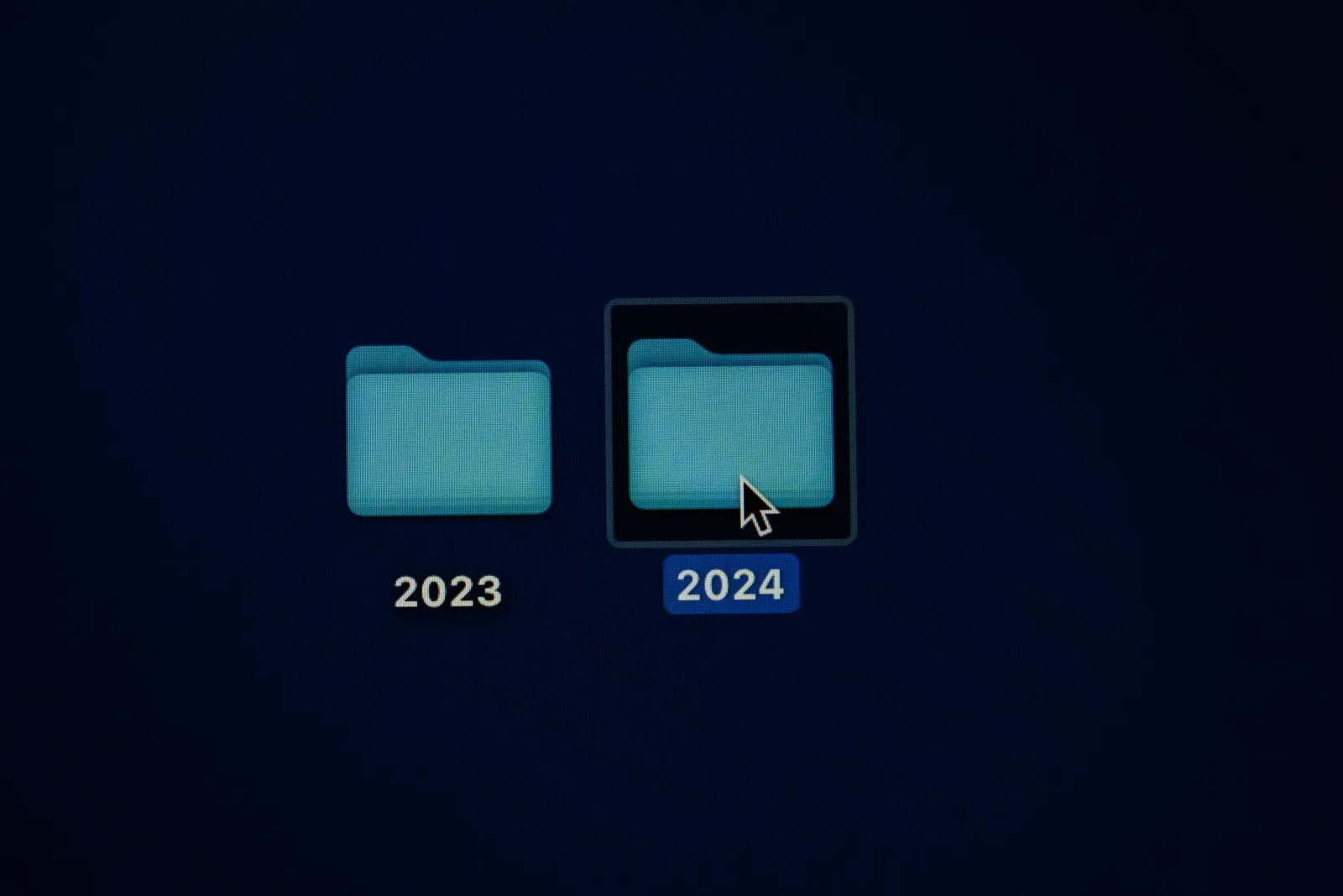 Two folders with the labels "2023" and "2024" in the computer and the cursor hovering over the "2024" folder